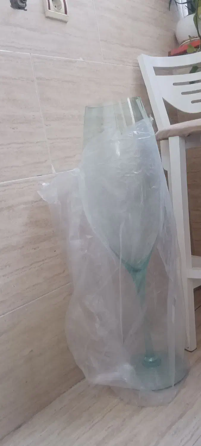 گلدان شیشه‌ای|گل مصنوعی|قم, پردیسان|دیوار