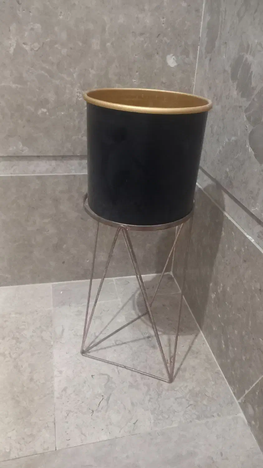 گلدان با پایه|گل و گیاه طبیعی|کاشان, امیرکبیر|دیوار