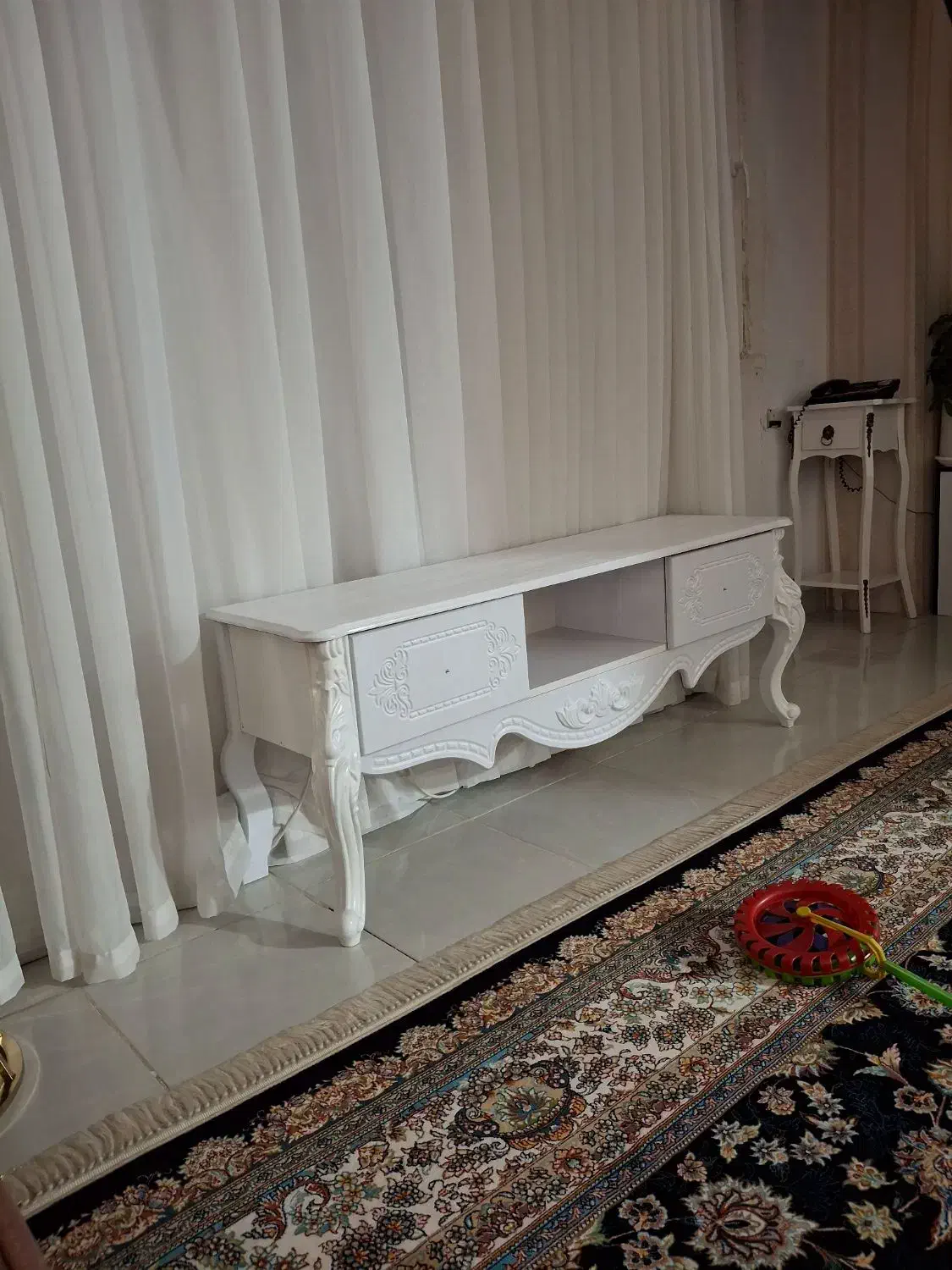 تعدادی وسیله منزل|میز تلویزیون|روانسر, |دیوار