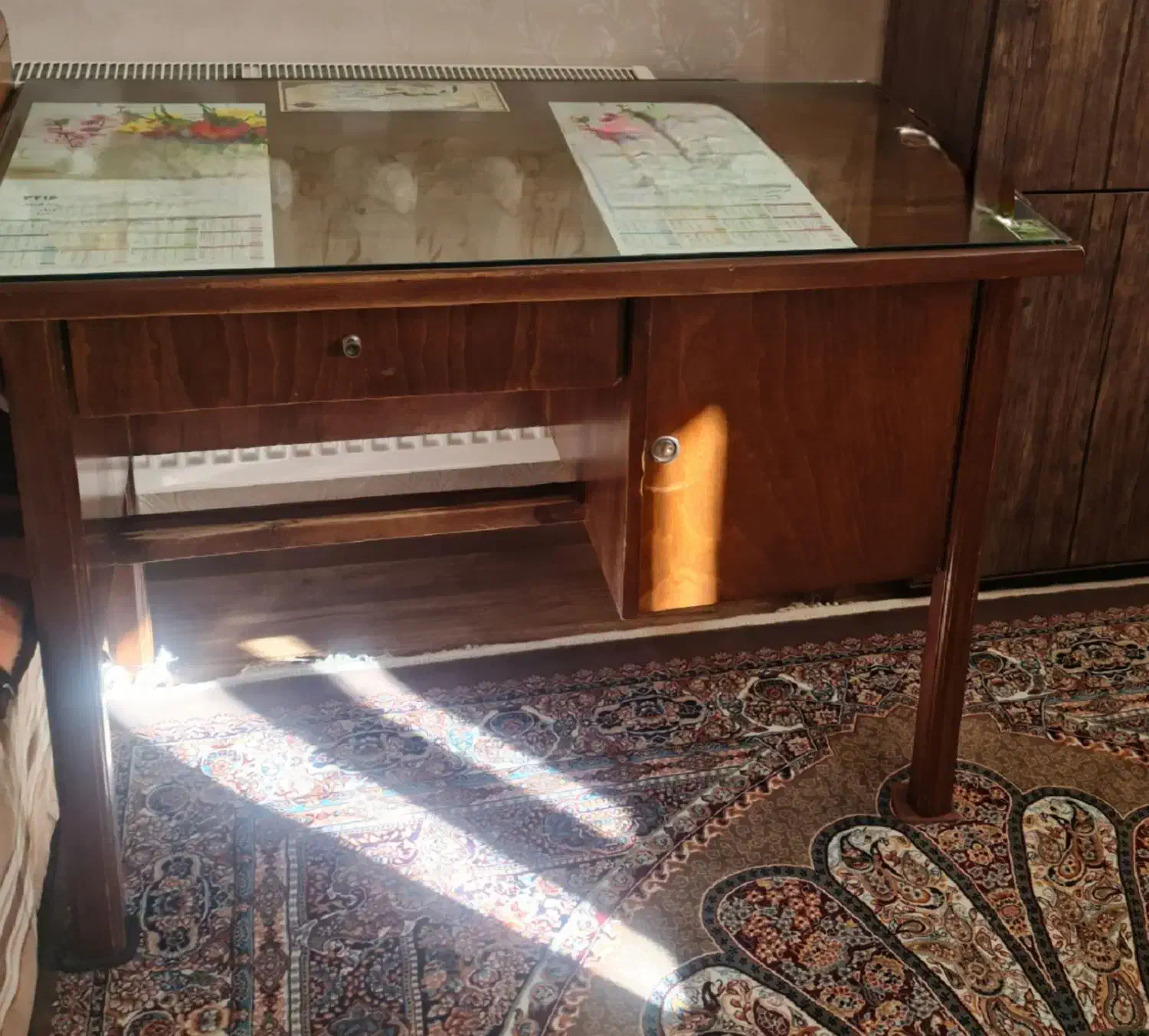 میز چوبی|میز تحریر و کامپیوتر|مهاجران, |دیوار