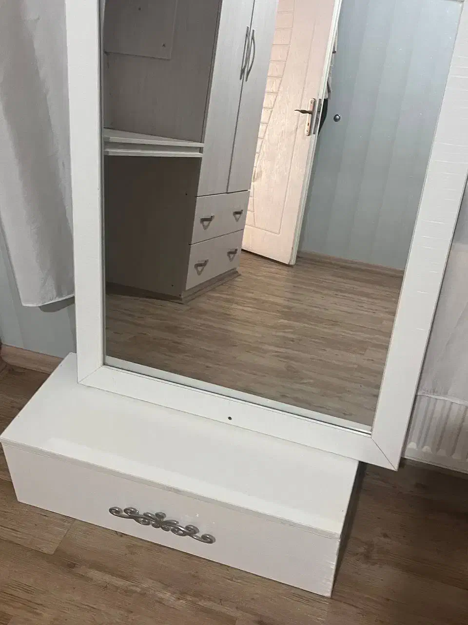 تجهیزات سالن زیبایی|آرایشگاه و سالن‌های زیبایی|کرمانشاه, |دیوار