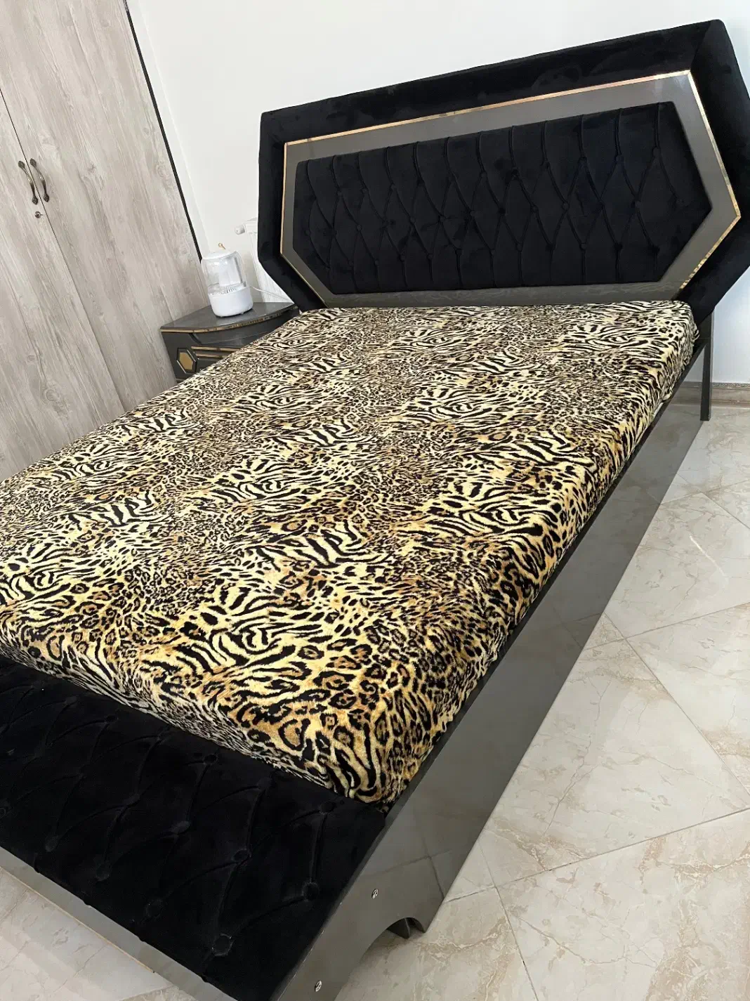 سرویس خواب|تخت و سرویس خواب|مشکین‌دشت, |دیوار