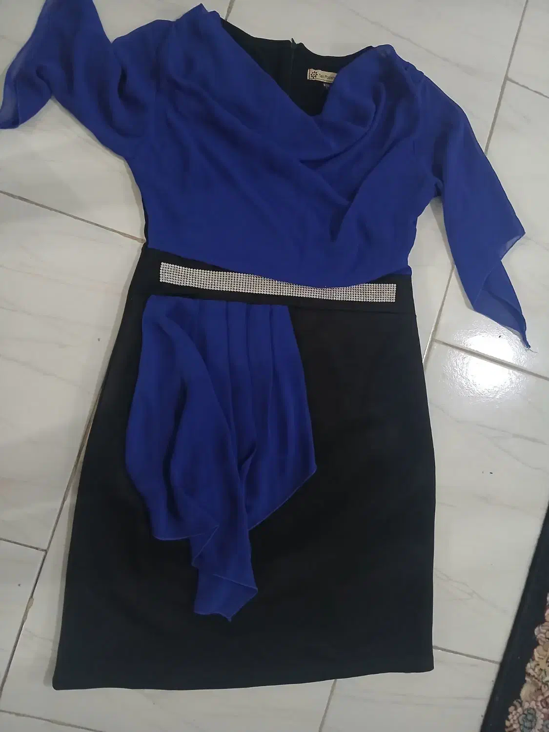 لباس مجلسی|لباس|رودهن, |دیوار