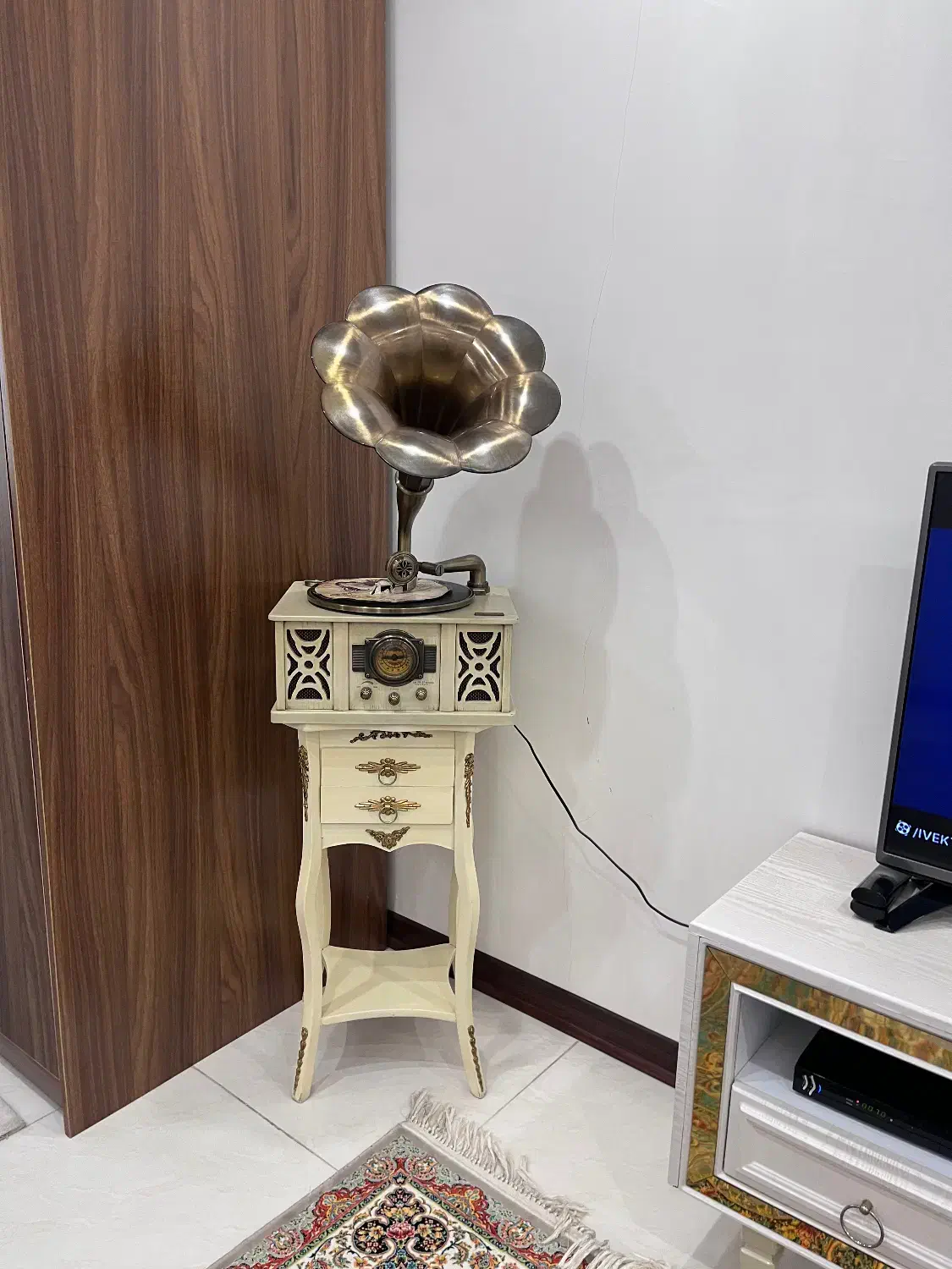 پایه گرامافون|کلکسیون اشیاء عتیقه|قرچک, ولی آباد|دیوار