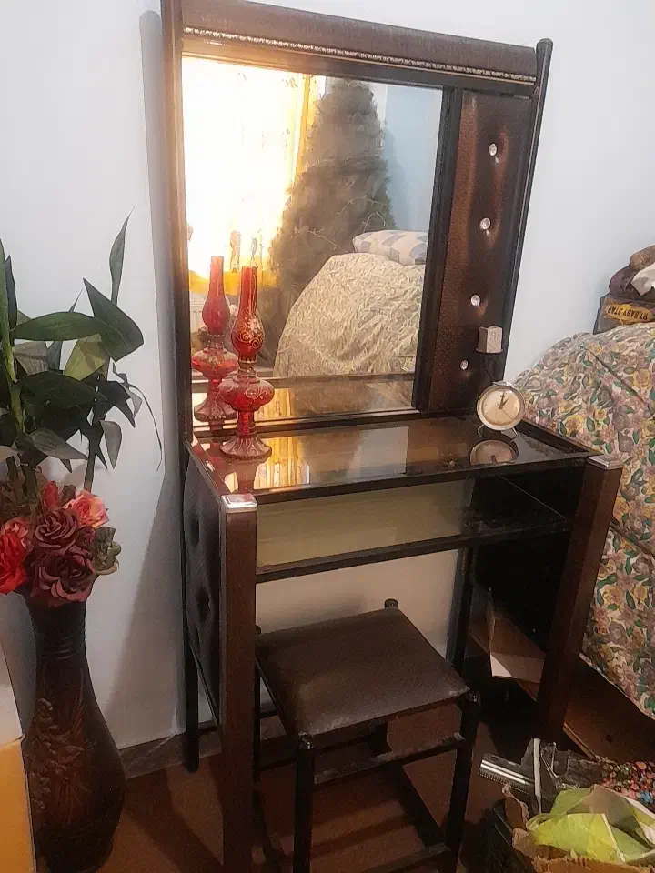 تخت دونفره و آیینه فرفورژه|تخت و سرویس خواب|مهاجران, |دیوار