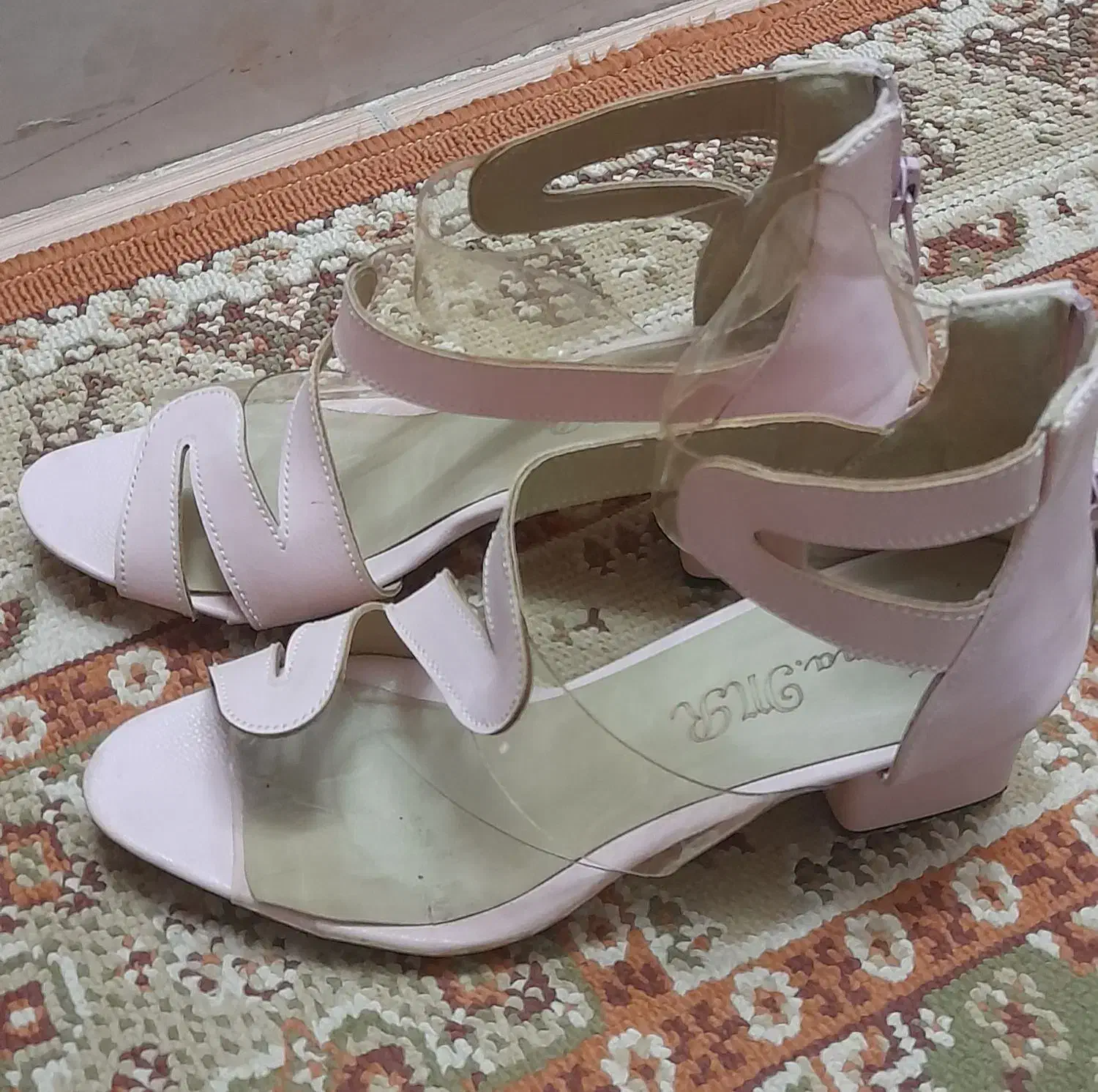 کفش مجلسی|کیف، کفش، کمربند|کاشان, قطب راوندی|دیوار