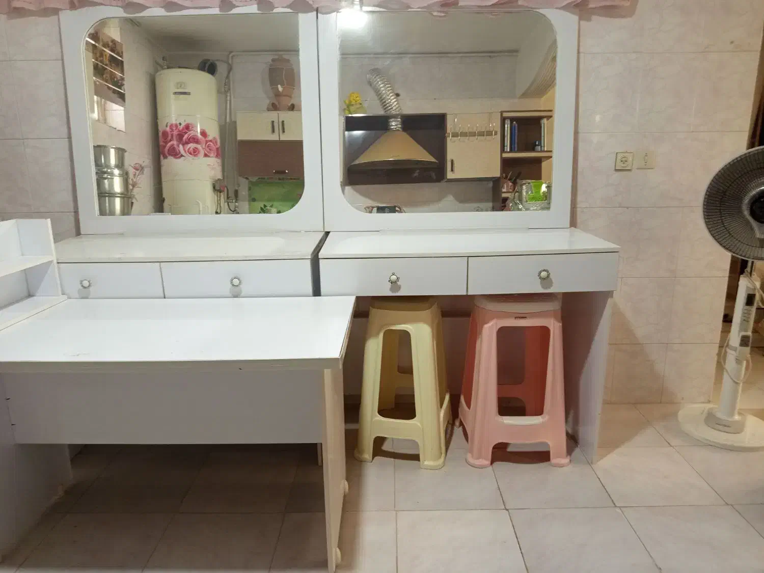 میز برای سالن و آرایشگاه|آرایشگاه و سالن‌های زیبایی|فلاورجان, |دیوار