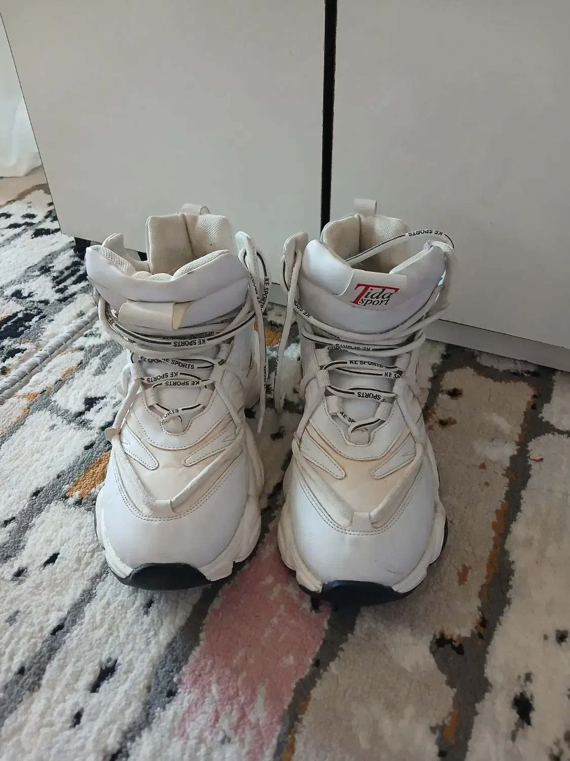 کتونی ساق دار|کیف، کفش، کمربند|گلبهار, شهر جدید گلبهار|دیوار