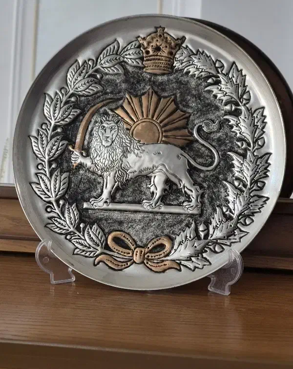 بشقاب قلم زنی مس|کلکسیون اشیاء عتیقه|یزد, |دیوار