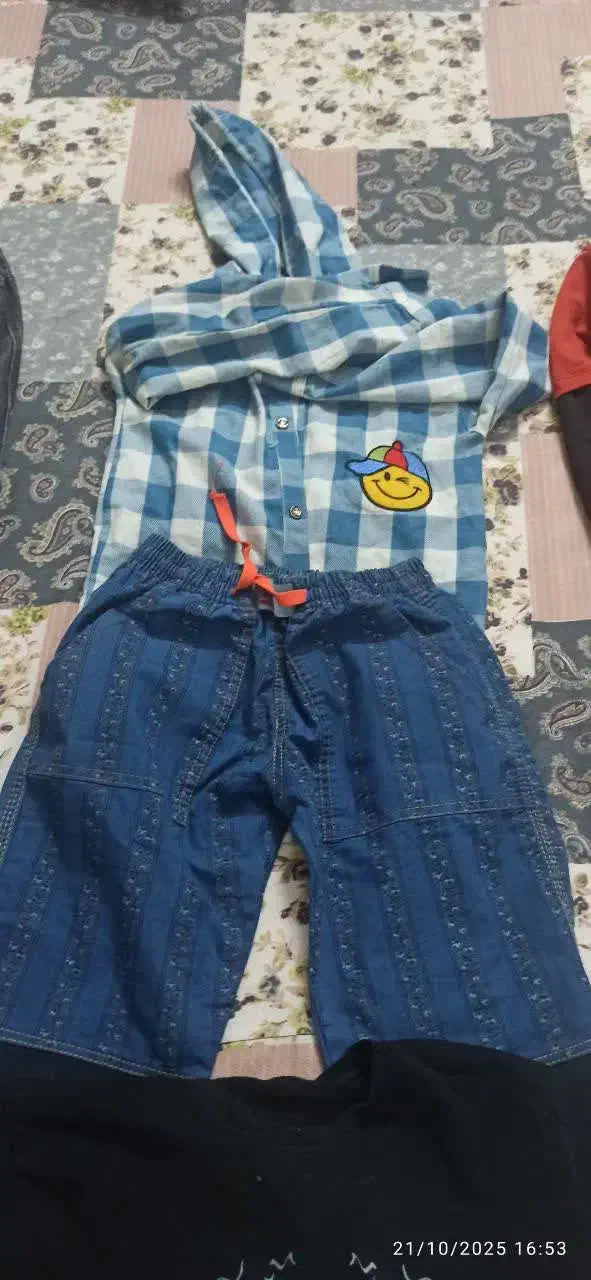 تعدادی لباس بچه گانهنو و در حد نو مناسب 5 و 6 سال|کفش و لباس بچه|صحنه, |دیوار