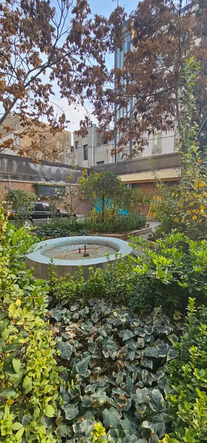 ۸۰۰ متر بنا با ۳۰۰ متر حیاط دربست خ نجات الهی