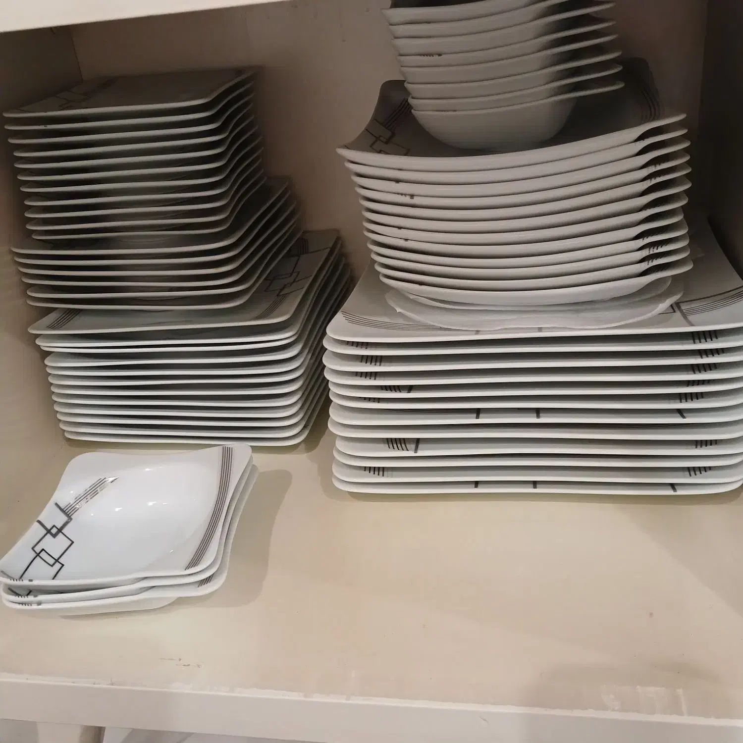 سرویس چینی. سرویس ۱۲ نفره . چینی توس|ظروف سرو و پذیرایی|تهران, زرکش|دیوار