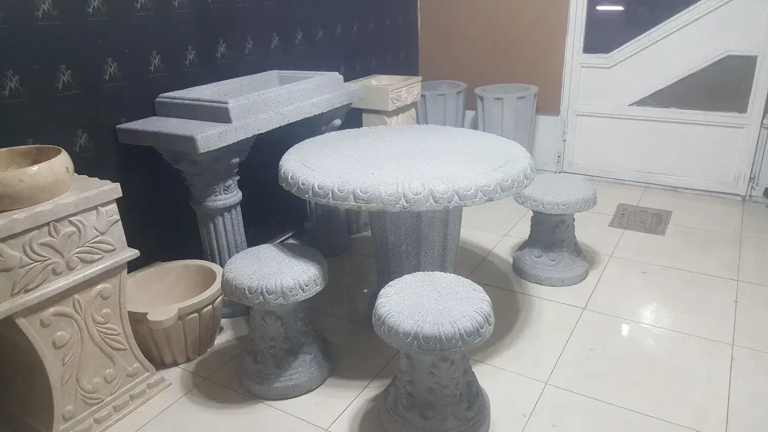 میز و صندلی و کباب پز و گلدان برای باغ|صندلی و نیمکت|تبریز, |دیوار