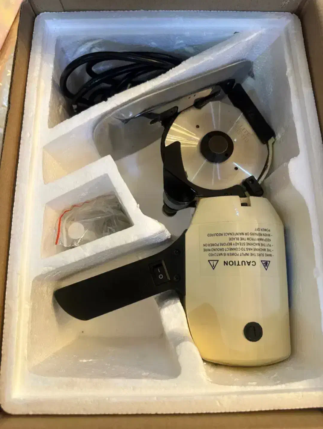 قیچی برقی خیاطی|لوازم خیاطی و بافتنی|کیش, |دیوار