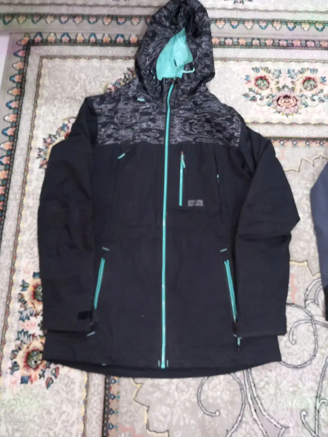 کاپشن|لباس|قدس, شهر‌قدس|دیوار