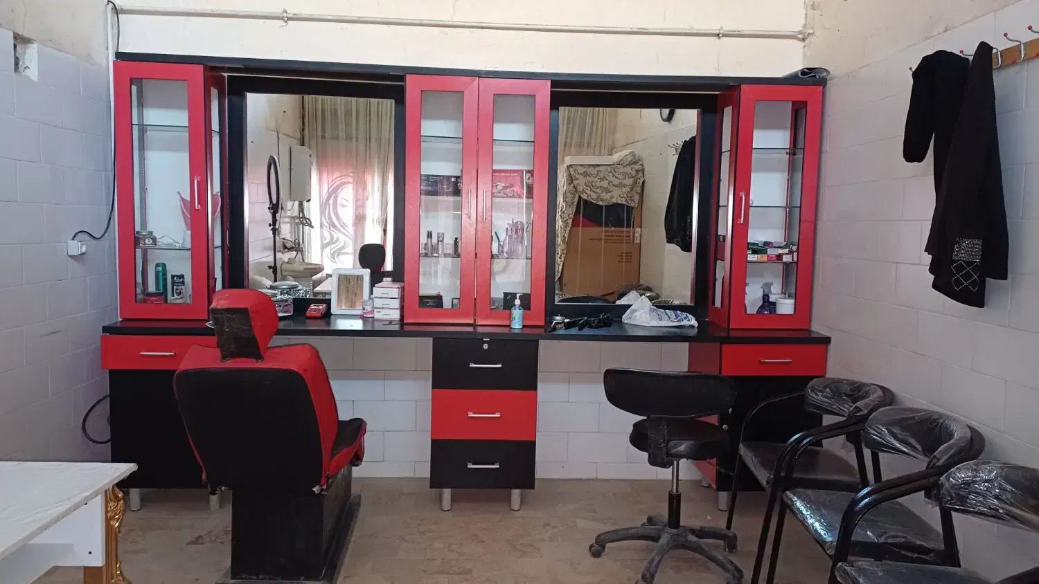 ویترین آرایشگاه|آرایشگاه و سالن‌های زیبایی|کرمانشاه, |دیوار