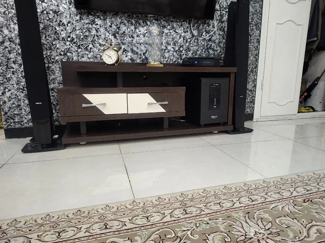 ۲ عدد فرش ۱۲ متری . ۲ دست مبل  زیر تلویزیون|مبلمان خانگی و میز عسلی|ایلام, |دیوار