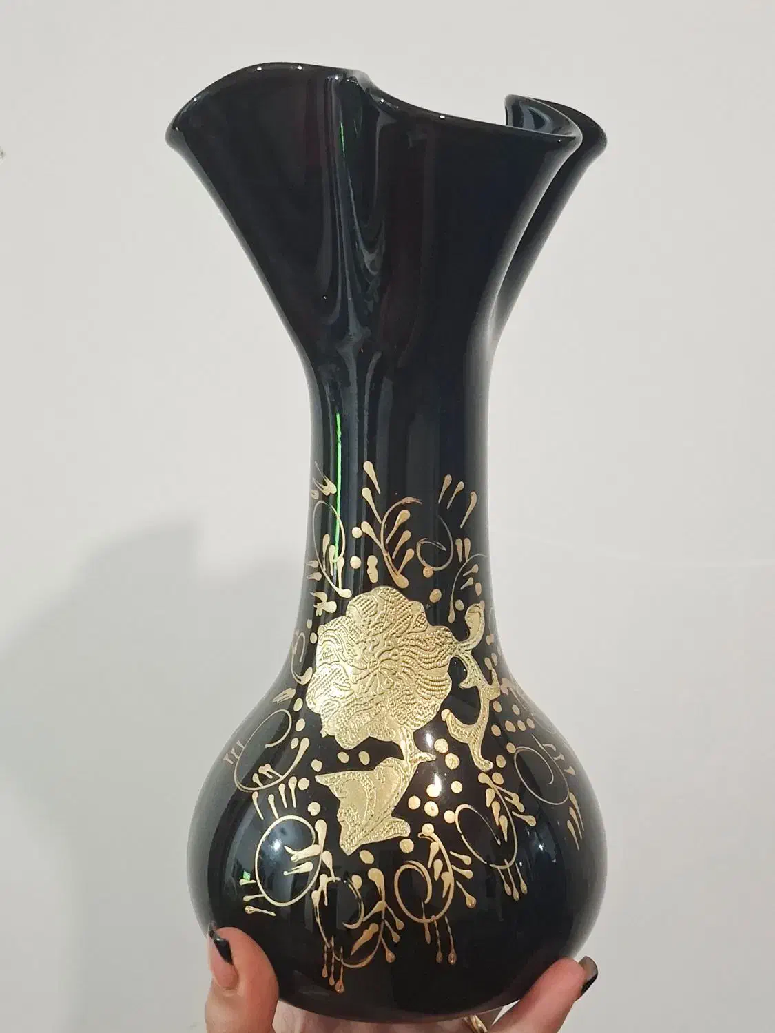 گلدان قدیمی|کلکسیون اشیاء عتیقه|رشت, فرودگاه سردار جنگل رشت|دیوار