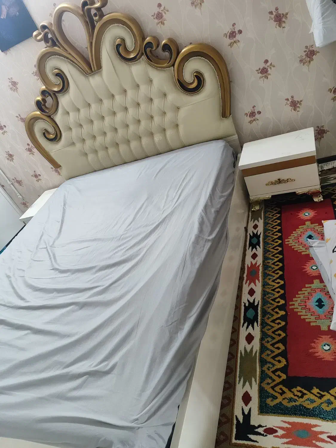 تخت خواب دونفره بدون دشک همراه دو عسلی|تخت و سرویس خواب|اصفهان, بابوکان جنوبی|دیوار