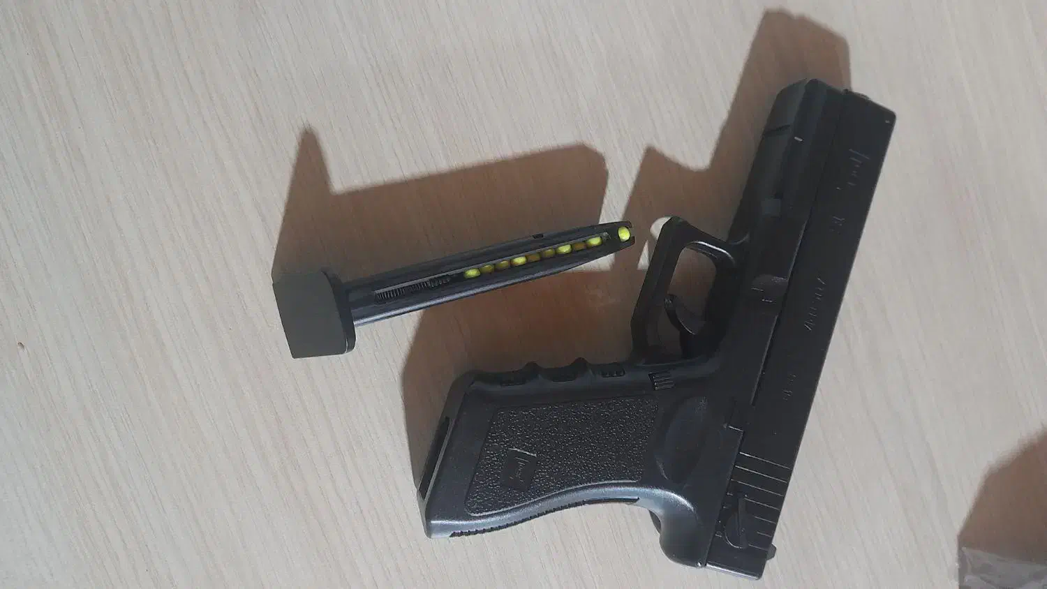 تفنگ اسباب بازی گلاگ|اسباب‌‌بازی|نشتارود, |دیوار