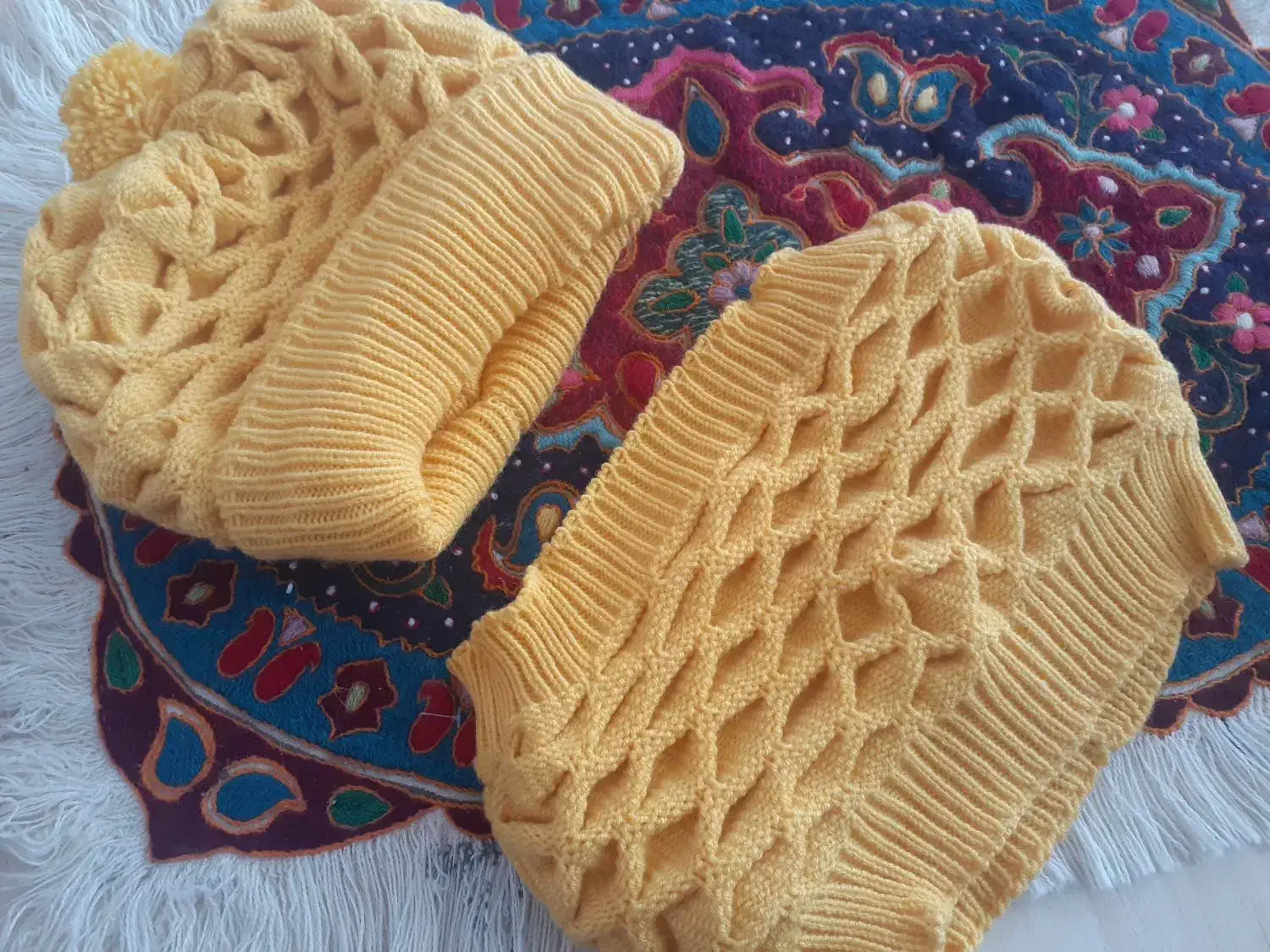 کلاه و گردنی|لباس|فرخشهر, |دیوار