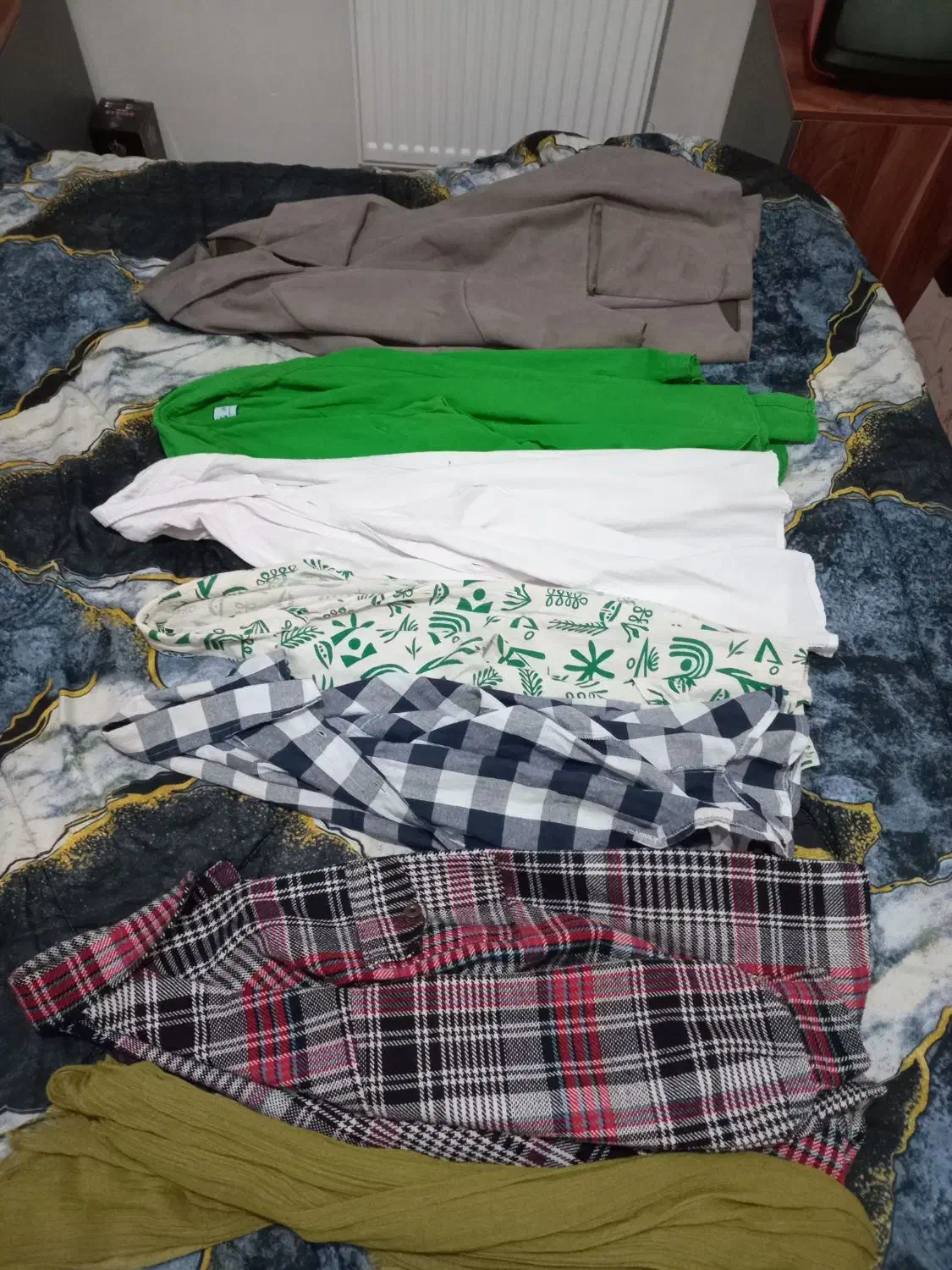 همه سالمه|لباس|رشت, کوی غلام نیا|دیوار