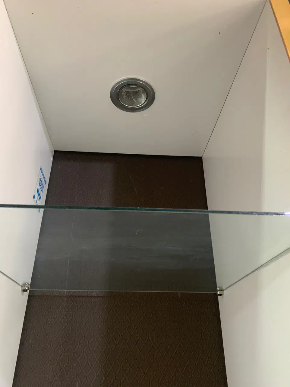 2 عدد ویترین مغازه از ام دی اف آلوژن دار|فروشگاه و مغازه|تبریز, |دیوار