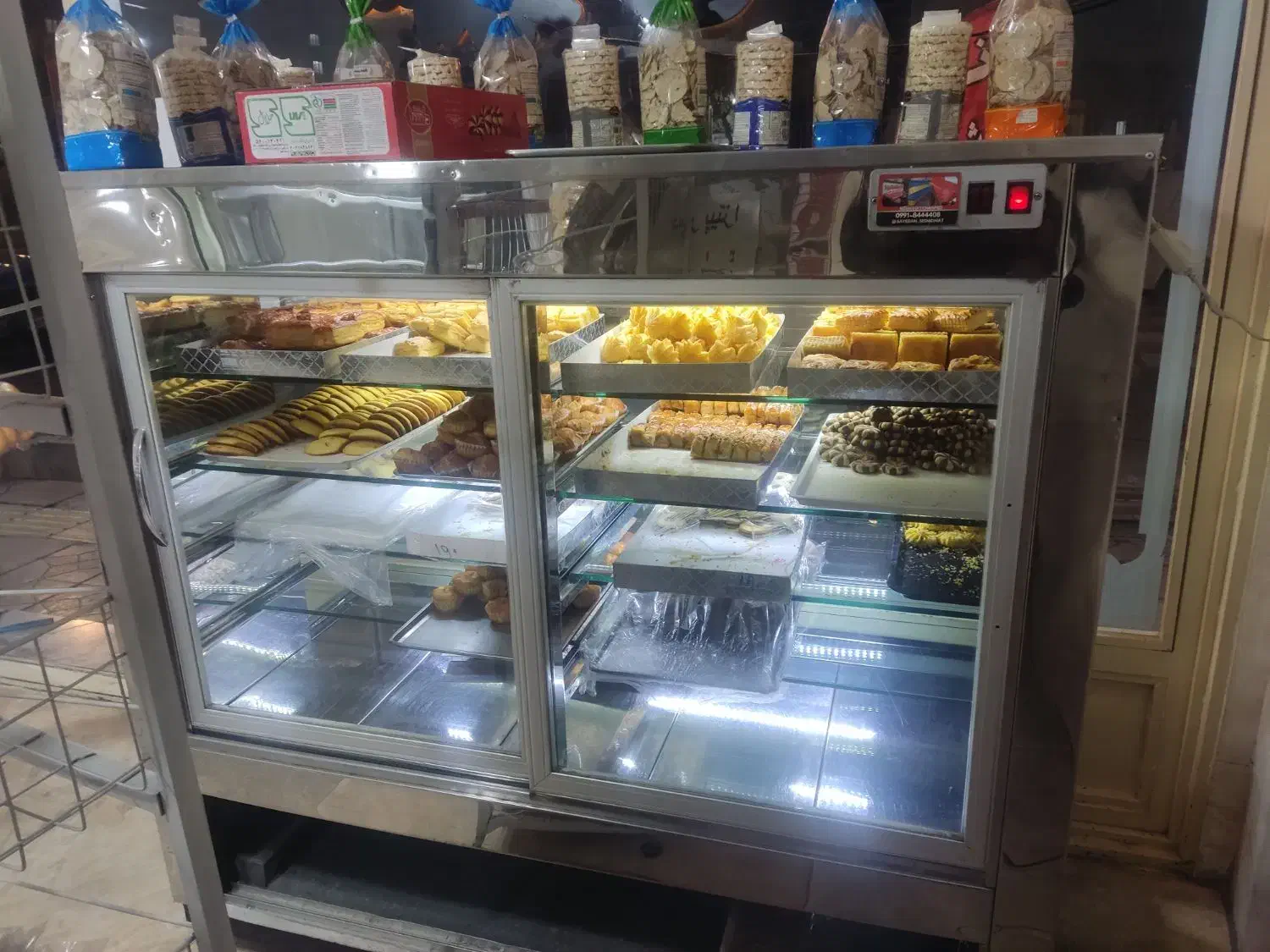 ویترین قنادی  به علت تغییر شغل|فروشگاه و مغازه|بهارستان, |دیوار