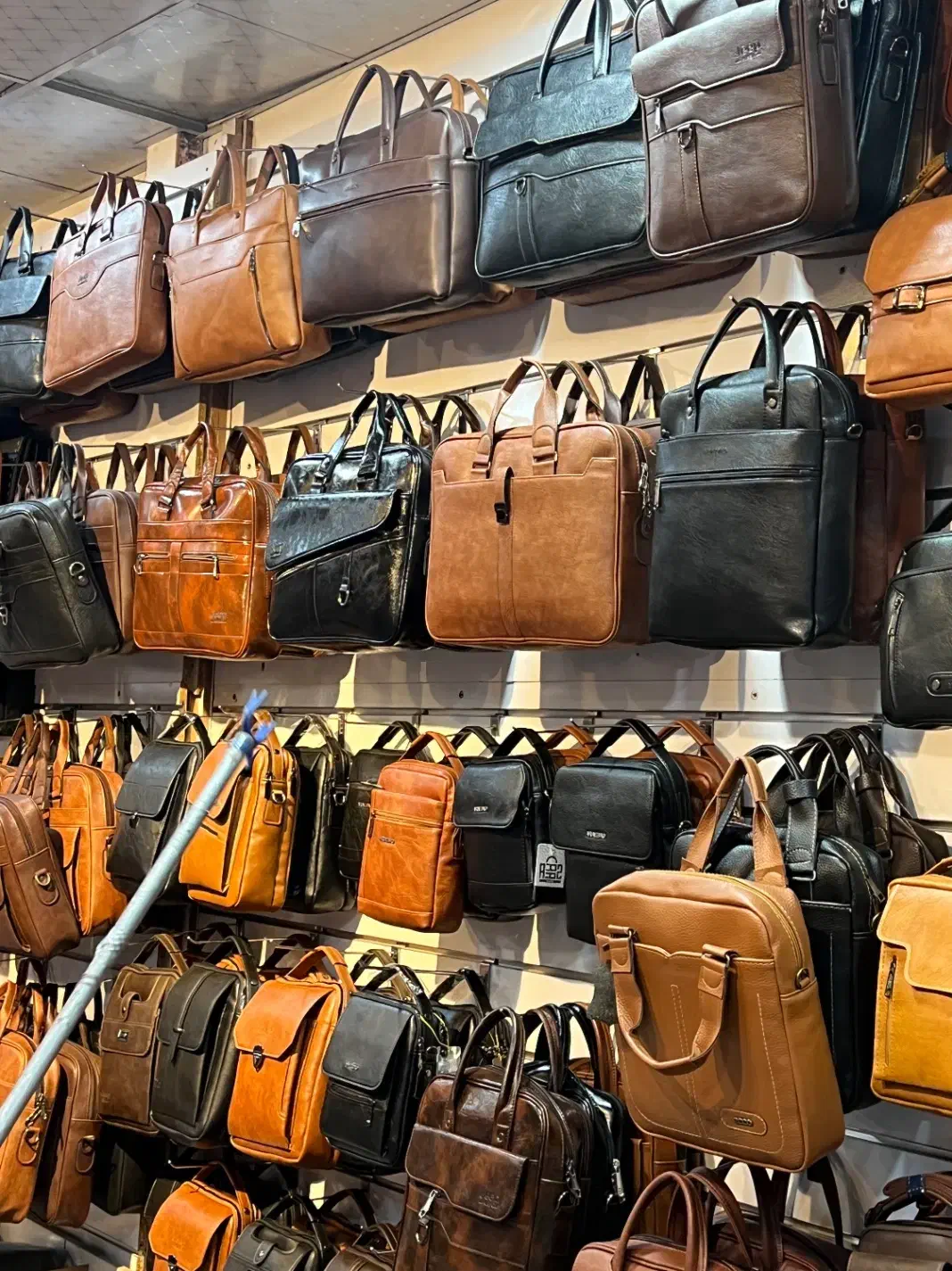 فروشنده نیرو اقا برای کیف فروشی|استخدام خدمات فروشگاه و رستوران|مشهد, گلشور|دیوار