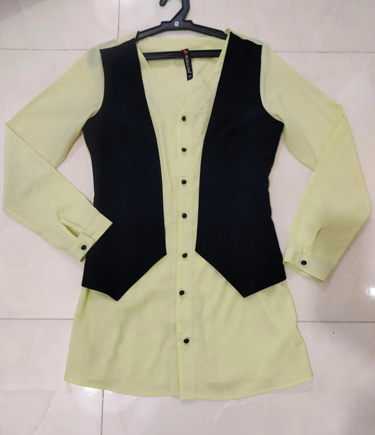 تعدادی لباس مجلسی و شومیز|لباس|میانه, |دیوار