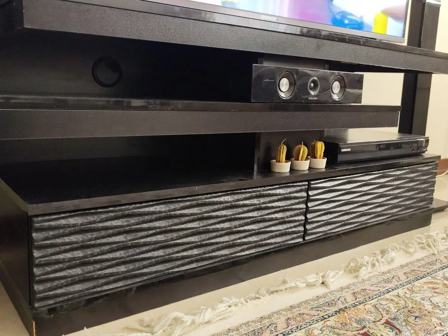 میز تلویزیون|میز تلویزیون|پرند, فاز ۳|دیوار