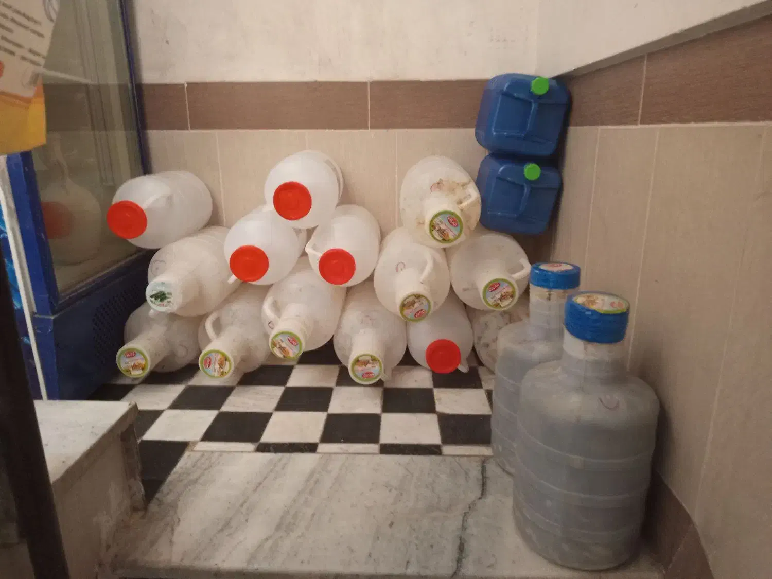 دبه خالی|ظروف نگهدارنده، پلاستیکی، یکبارمصرف|بیرجند, |دیوار