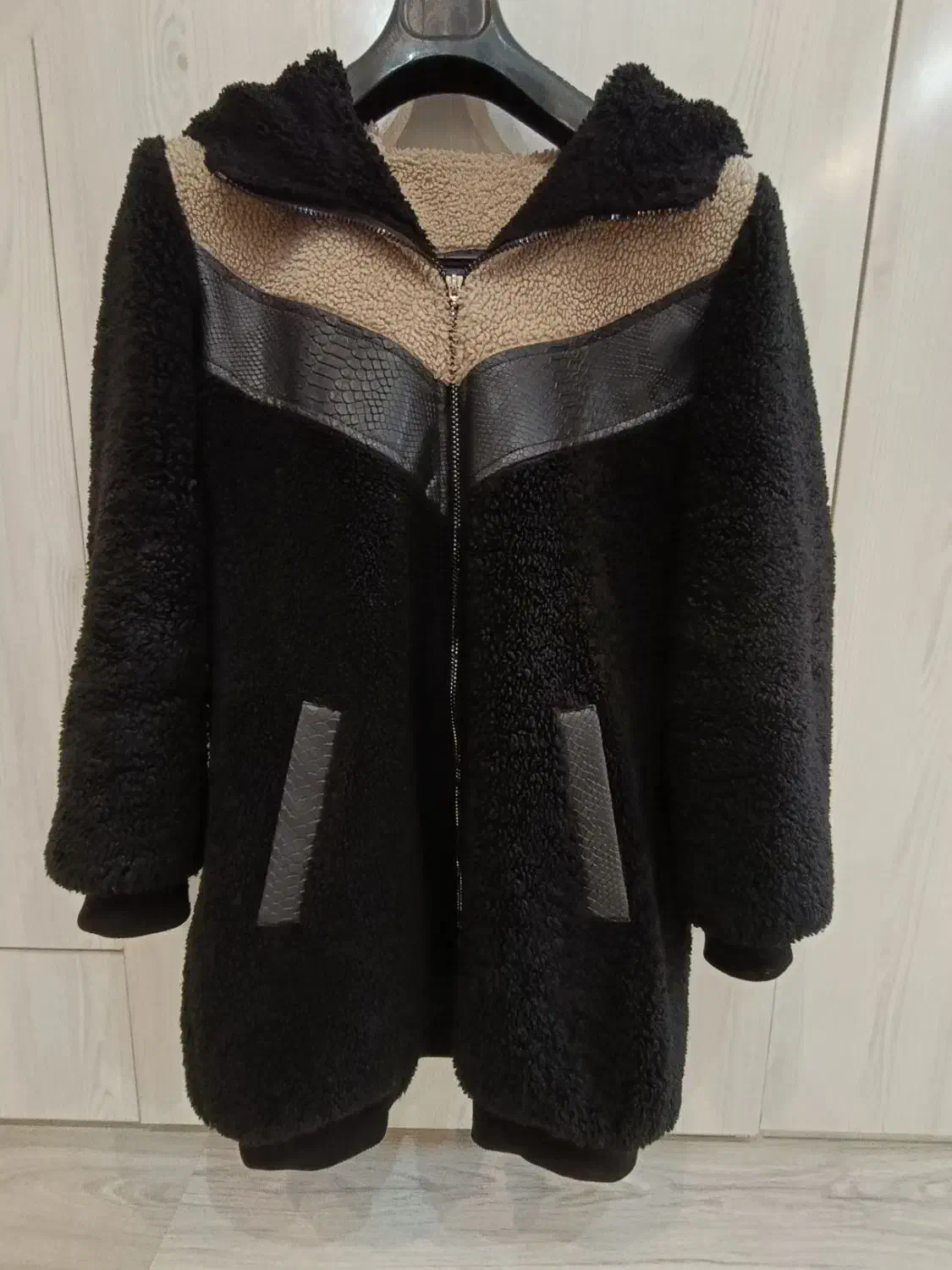 کاپشن کرکی|لباس|خوی, |دیوار