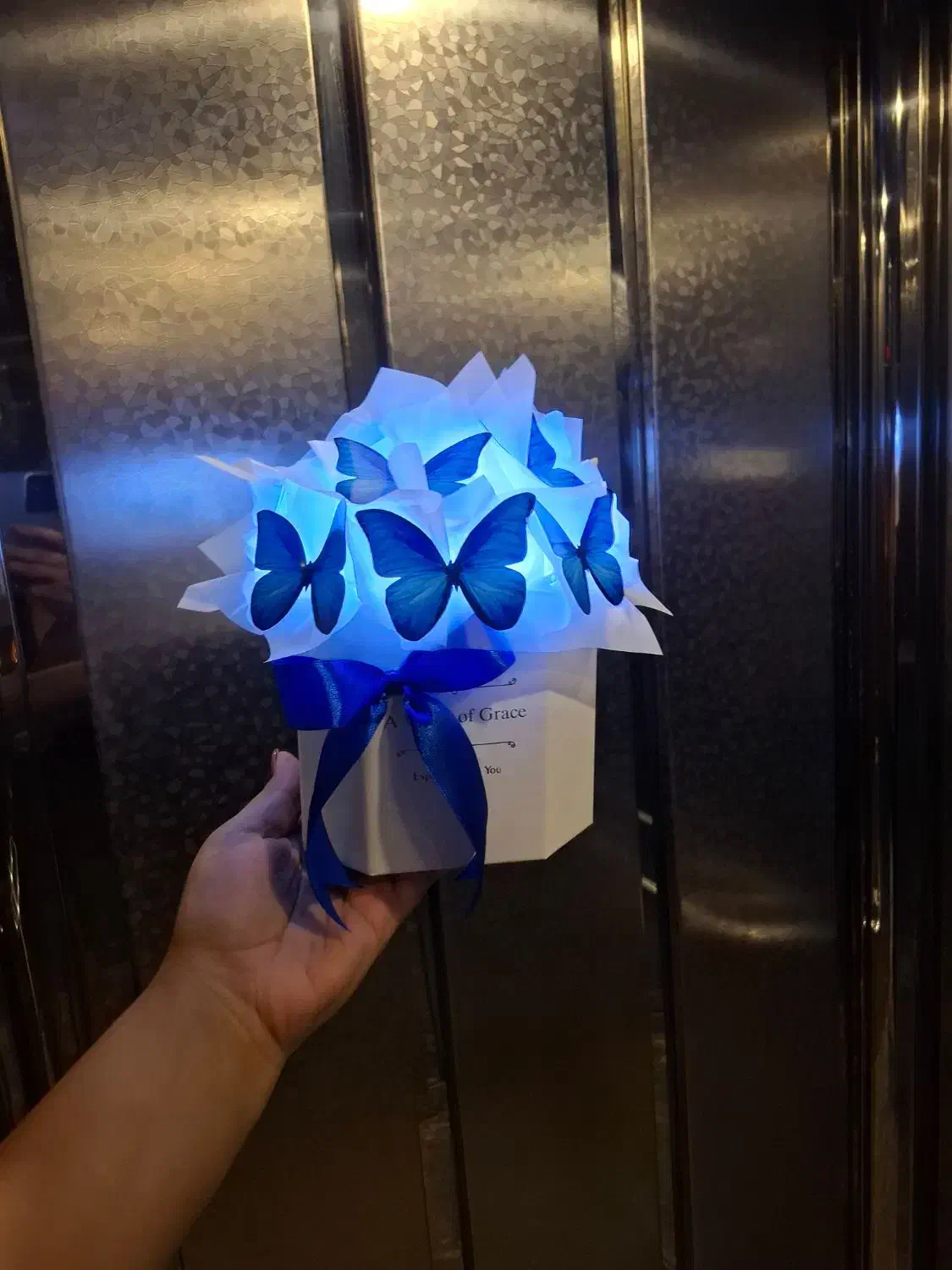 بوکت گُل پروانه و لیلیوم و نوبهار (روز پرستار)|گل مصنوعی|کرمانشاه, |دیوار