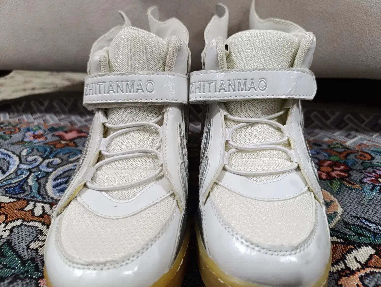 کفش|کیف، کفش، کمربند|شاهنجرین, |دیوار