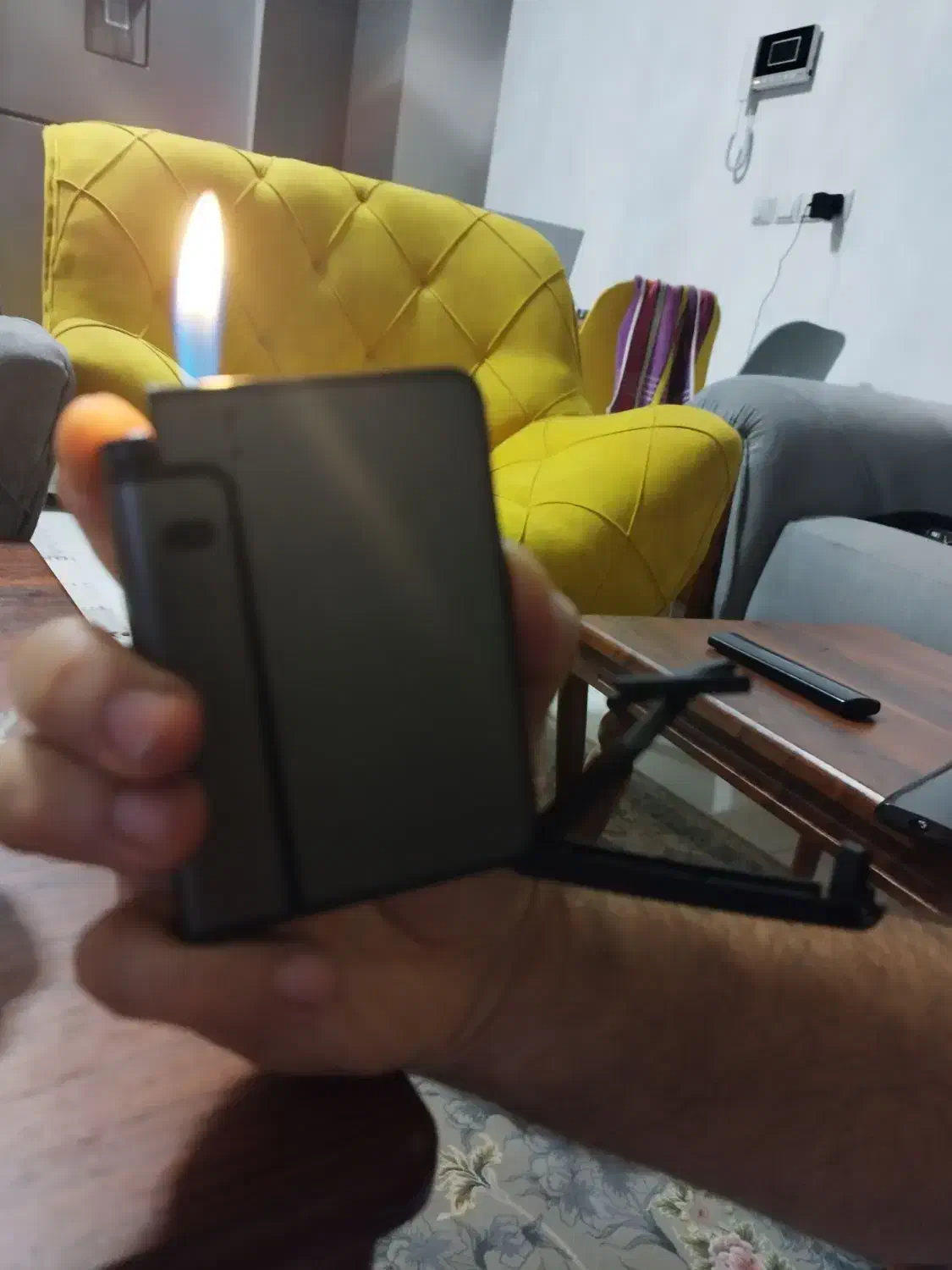 جای سیگاری همراه با فندک فوکوس|کلکسیون اشیاء عتیقه|لاهیجان, شیشه گران|دیوار