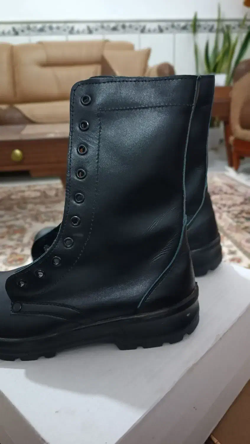 پوتین بهمن ۴۴ کادر|کیف، کفش، کمربند|کبودرآهنگ, |دیوار