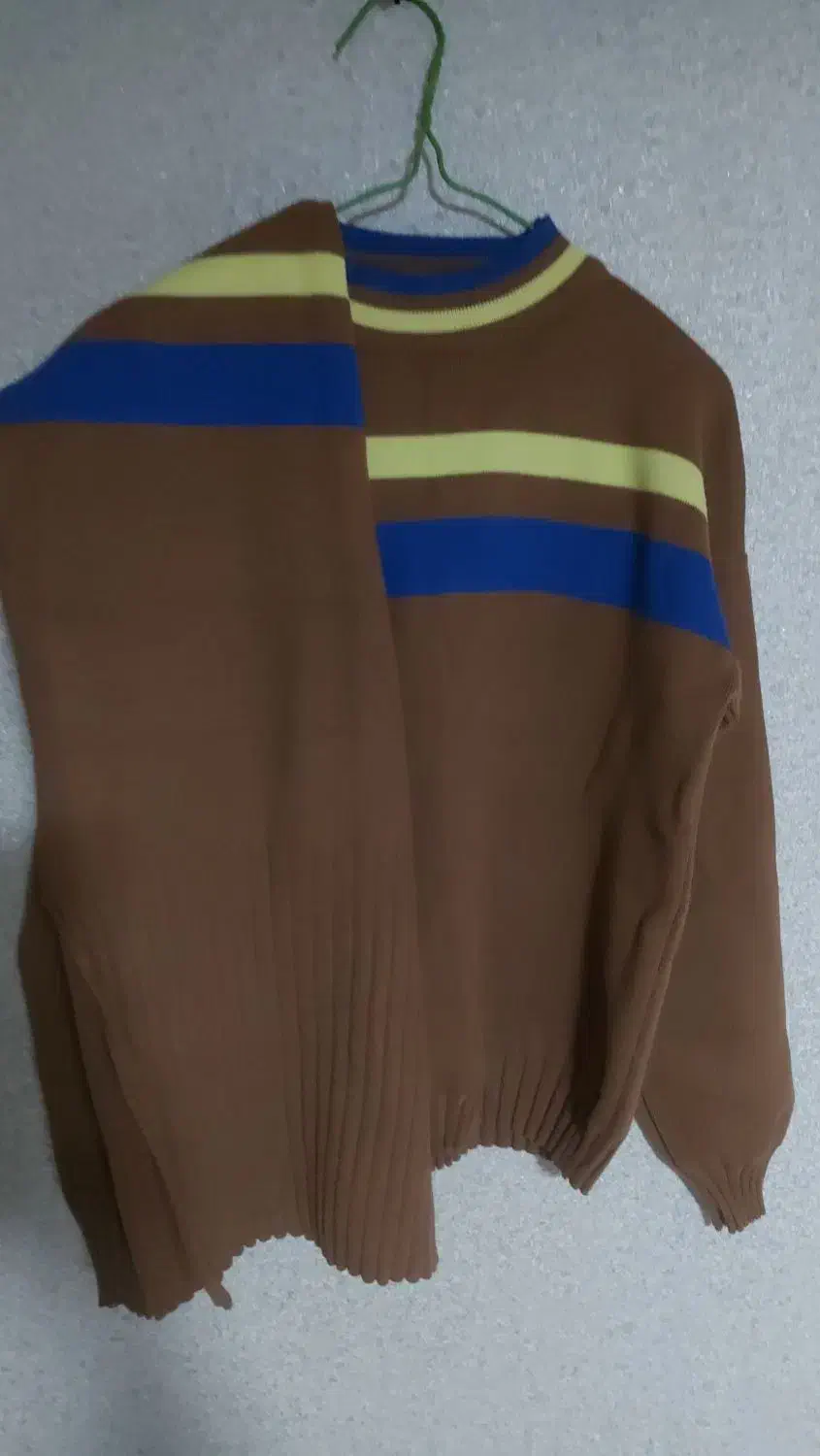 تعدادی شومیز مجلسی و بافت زنانه نو|لباس|شیراز, قلعه شاهزاده بیگم|دیوار