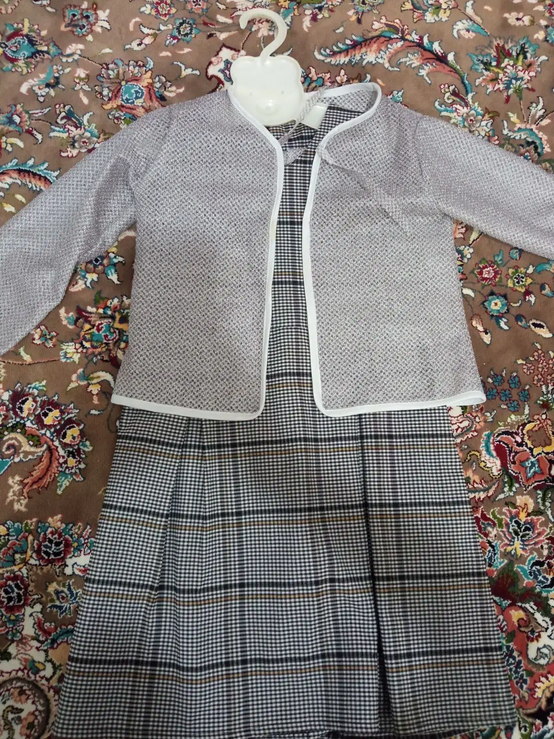 لباس بچه گونه|لباس|تربت جام, میرقوام الدین|دیوار