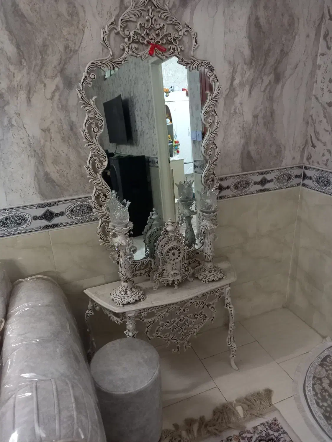 اینه شمدون|آینه|قرچک, زیبا شهر|دیوار