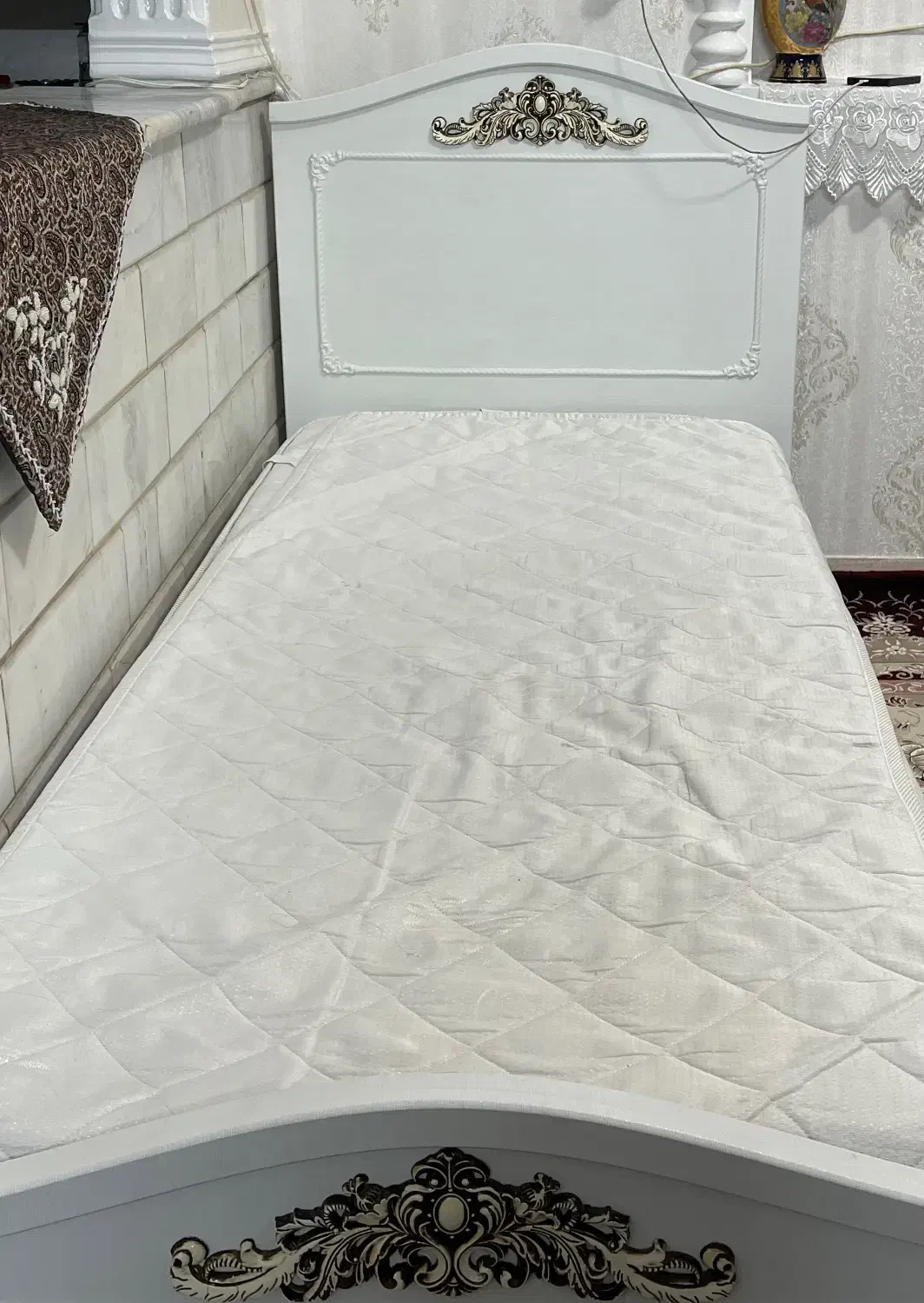 تخت خواب و تشک|تخت و سرویس خواب|قم, قلعه عموحسین|دیوار