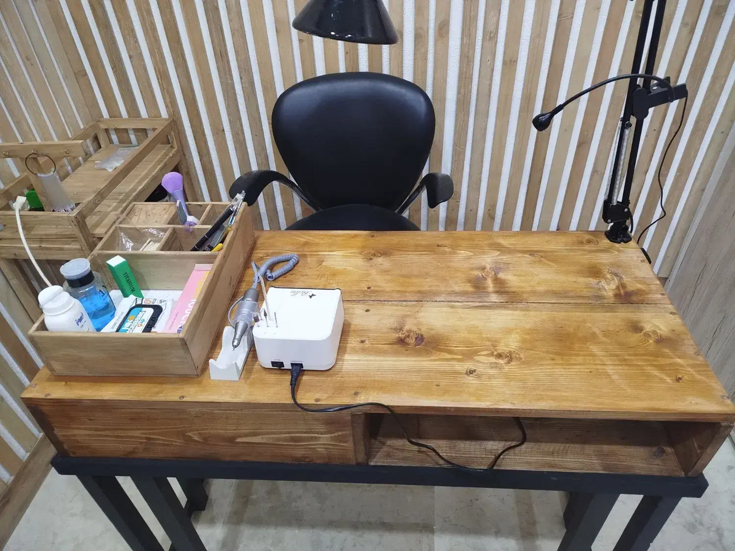 میز ناخون|آرایشگاه و سالن‌های زیبایی|لولمان, |دیوار