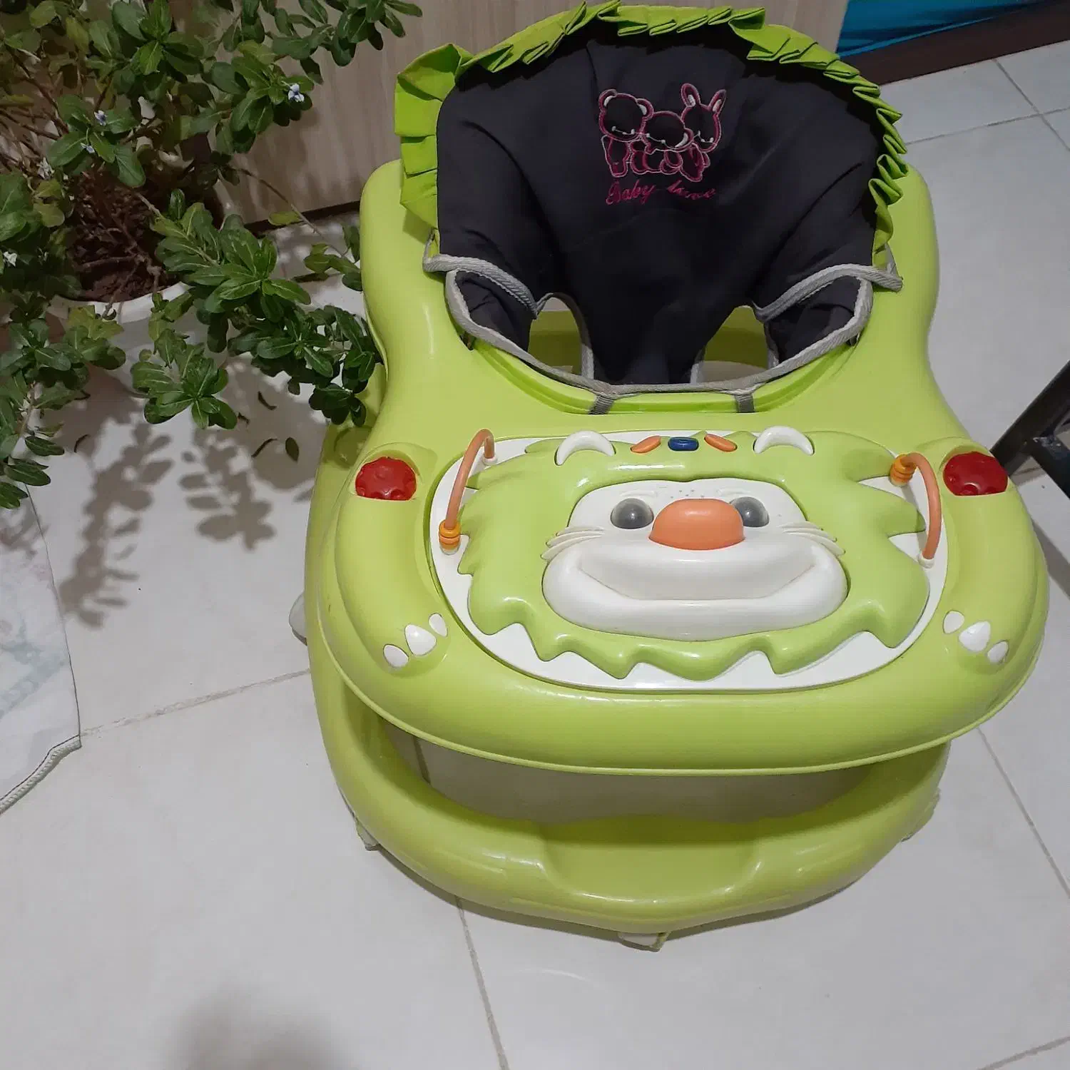 گهواره و روروئک|کالسکه و لوازم جانبی|هشتگرد, فاز ۷ مهستان|دیوار