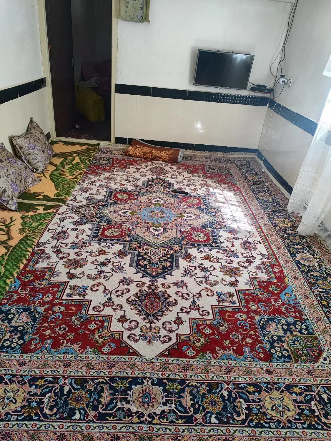 فروش یکدست مبل راحتی هفت نفره ویک جفت فرش|مبلمان خانگی و میز عسلی|میاندوآب, |دیوار