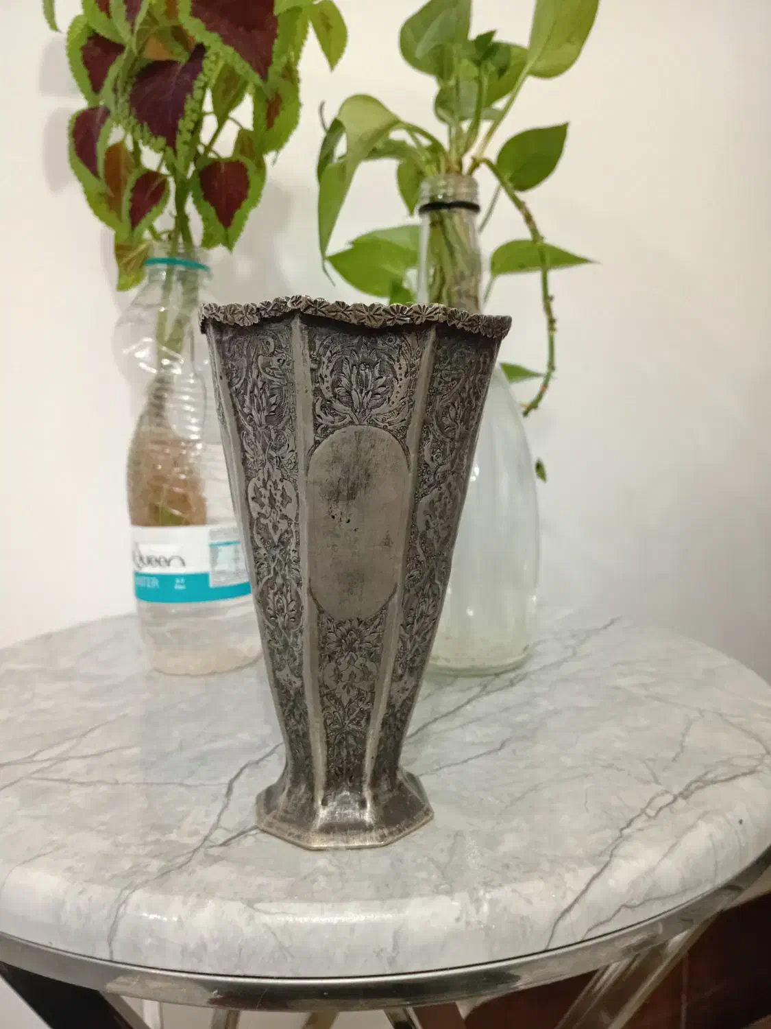 گلدان نقره قلمکاری .دوران قاجاری|کلکسیون اشیاء عتیقه|مهاباد (آذربایجان غربی), |دیوار