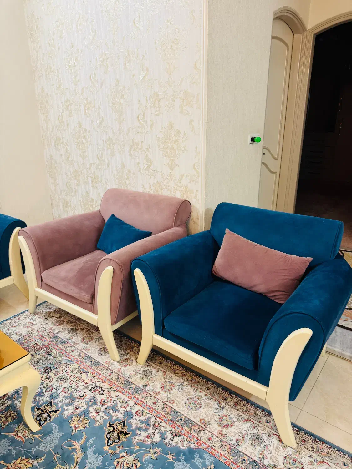 مبلمان راحتی ۱۱ نفره و یک میز پذیرایی و ۴ عسلی|مبلمان خانگی و میز عسلی|قم, عمار یاسر|دیوار