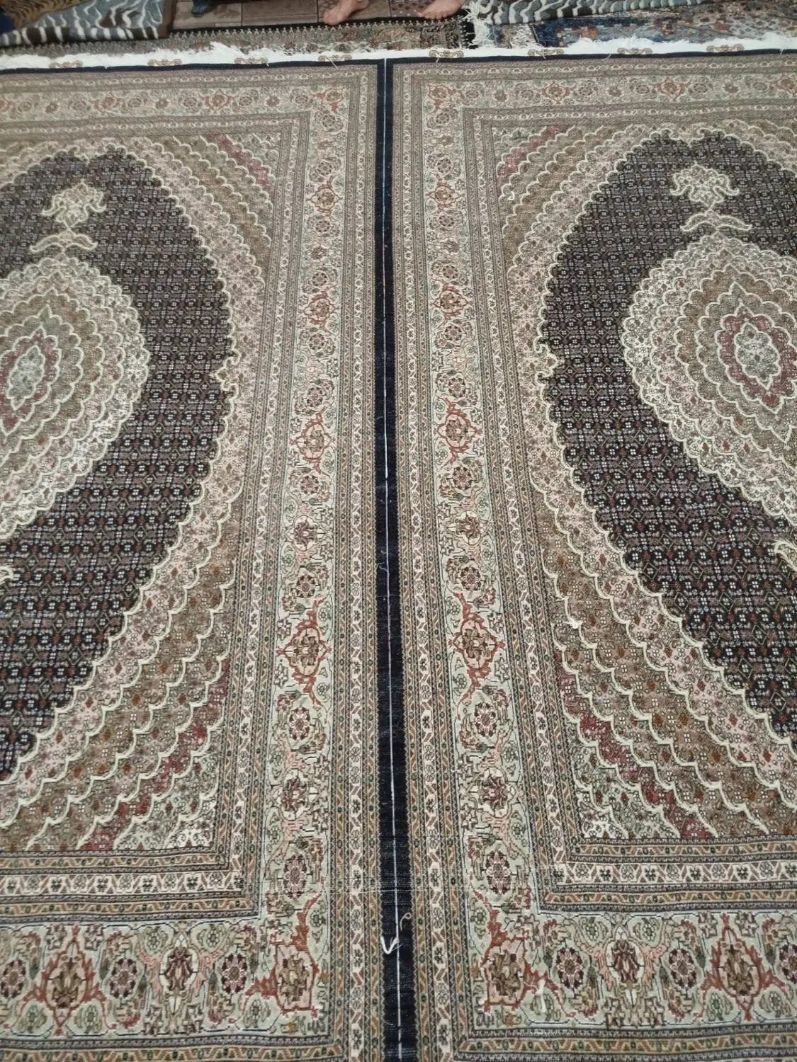 تازه از دارافتاده رنگش سرمه ای نخ عالی برجسته دار|فرش|تبریز, |دیوار