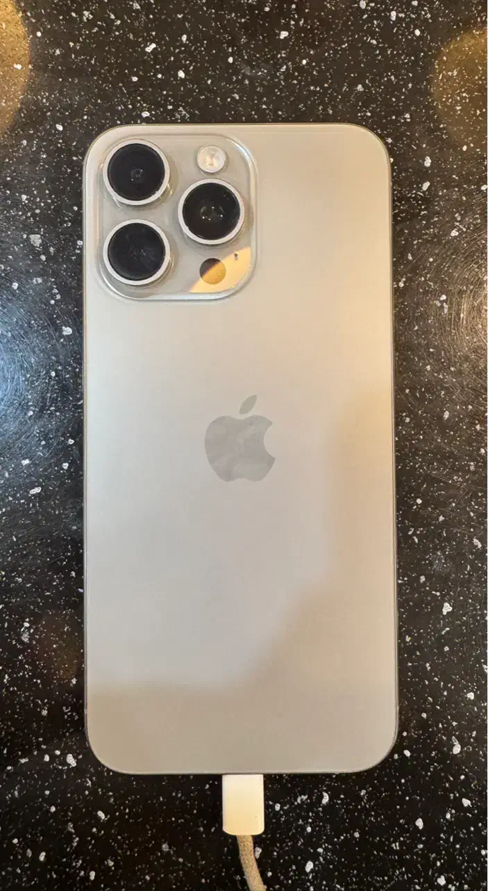 ایفون ۱۵ پرومکس|موبایل|رباط‌کریم, رباط‌کریم|دیوار