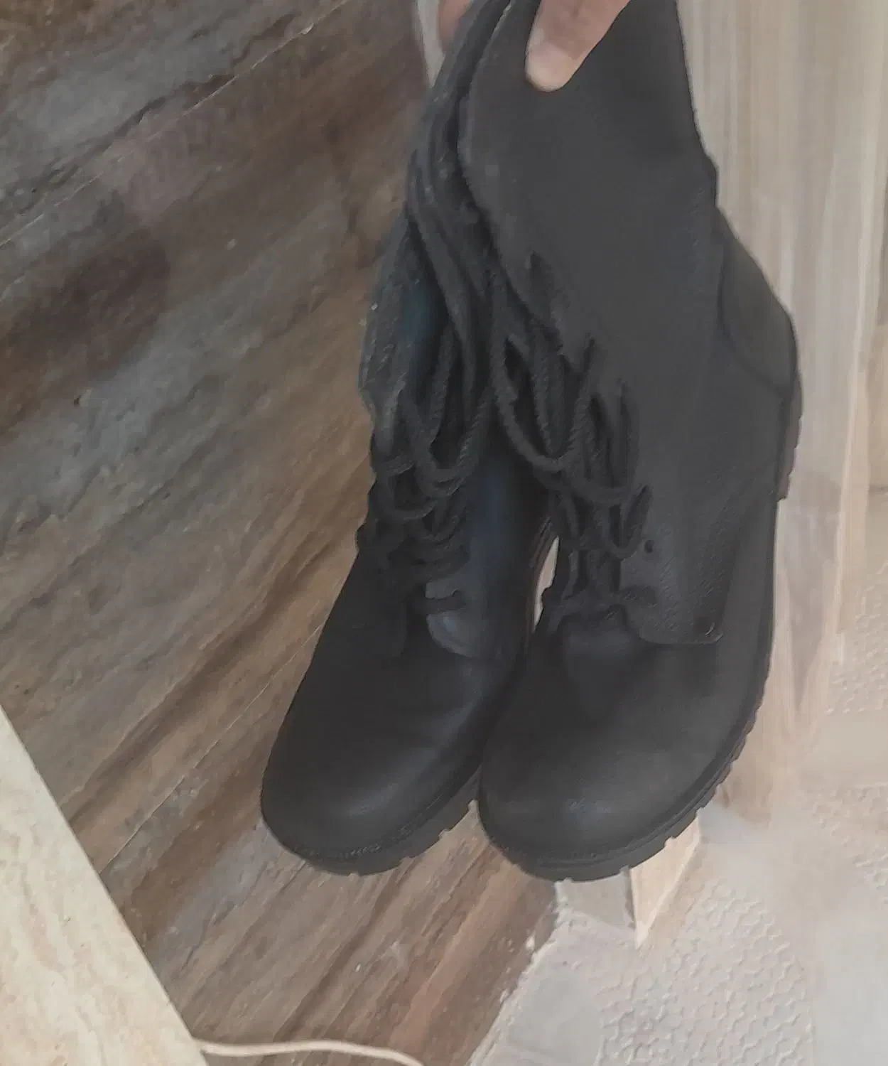 یک جفت پوتین نو|کیف، کفش، کمربند|چناران, |دیوار