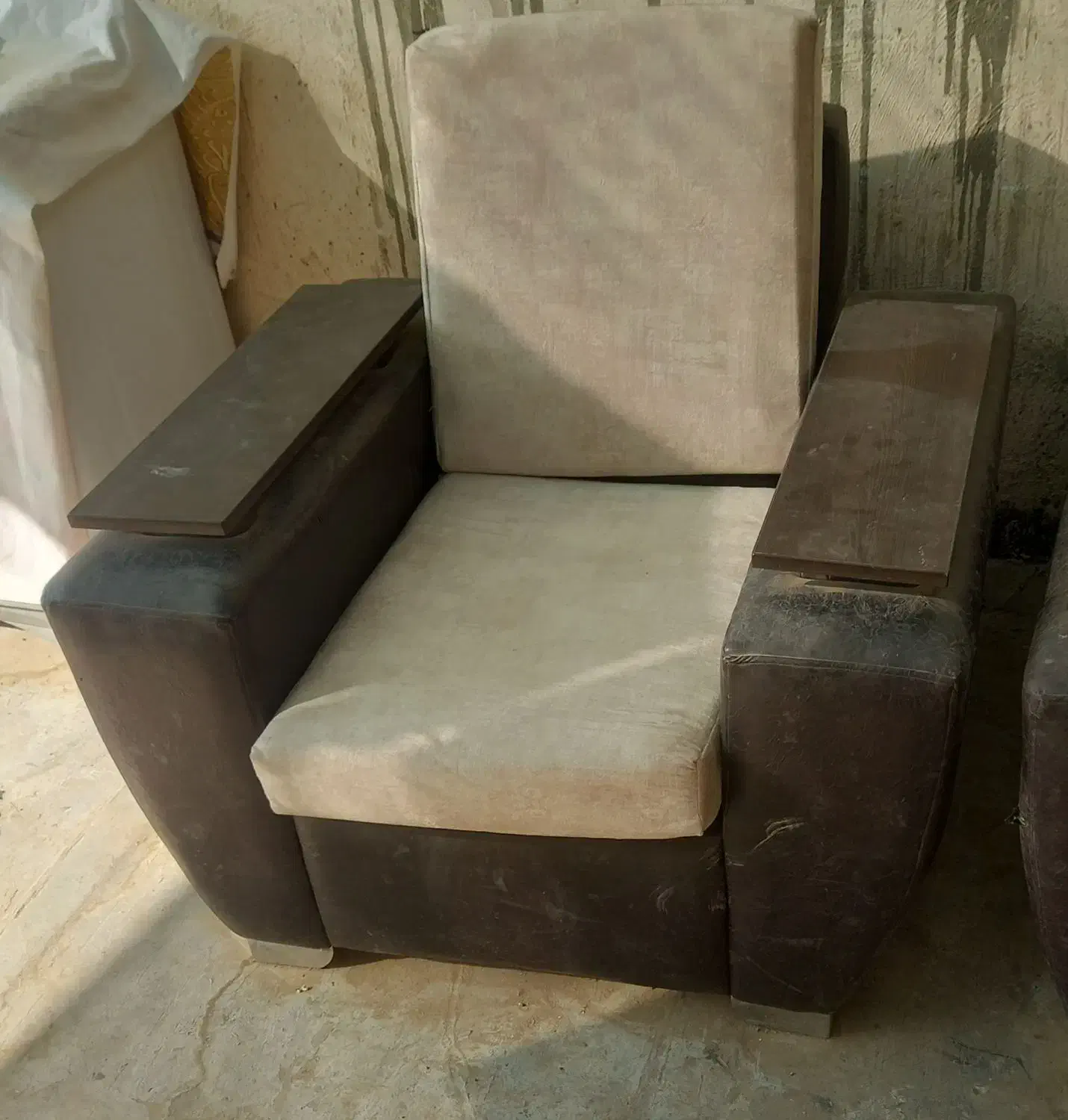 مبل ۳ نفره و مبل نیمه استیل ۷نفره در حد نو|مبلمان خانگی و میز عسلی|اصفهان, بابوکان جنوبی|دیوار